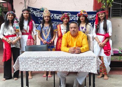 प्राचार्य डॉ. मंगल मिश्र छात्राओं के साथ, जो बलराम जयंती एवं श्रीकृष्ण जन्माष्टमी पर वेशभूषा में हैं