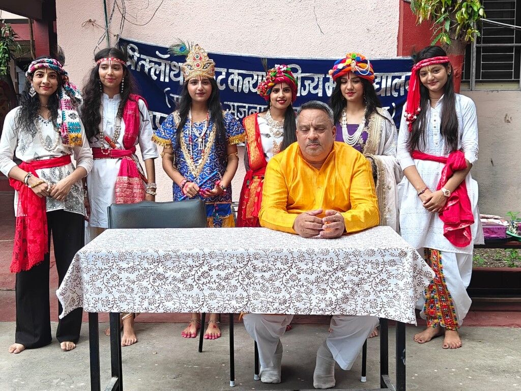 प्राचार्य डॉ. मंगल मिश्र छात्राओं के साथ, जो बलराम जयंती एवं श्रीकृष्ण जन्माष्टमी पर वेशभूषा में हैं
