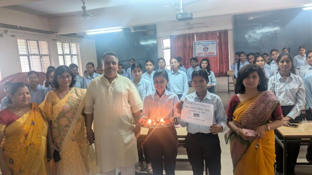 WhatsApp Image 2025-12-04 at 09.52.26 सेवा संकल्प अभियान 2026 के शुभारंभ पर आशीर्वाद का दीप प्रज्वलित करते हुए महाविद्यालय परिवार